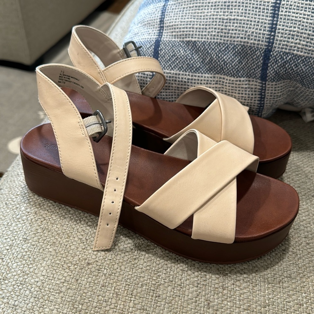Universal Thread Platform Sandals